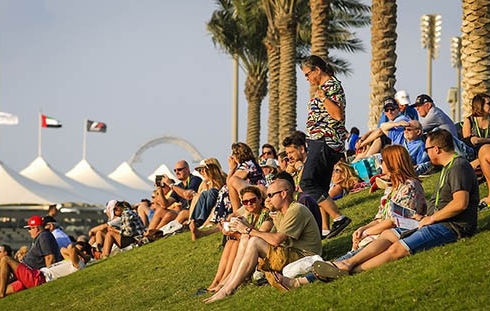 sitting-on-hill Families sitting on Yas Marina hill