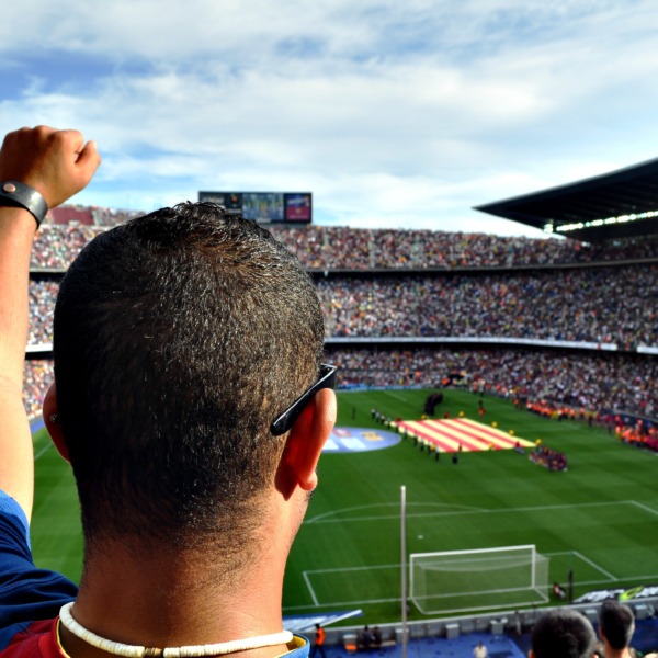 audience-barcelona-cheering-54308 (1)